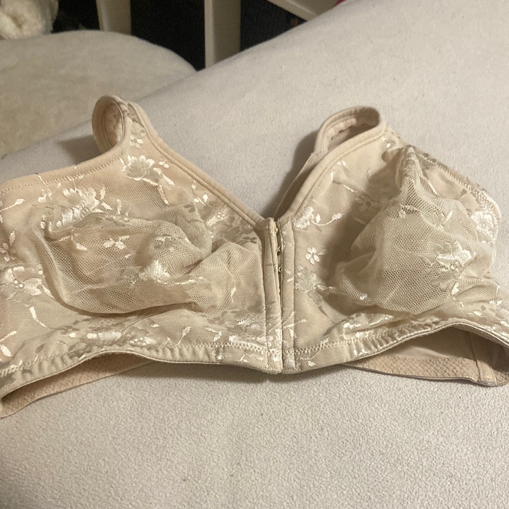 Exquisite tan with lace bra